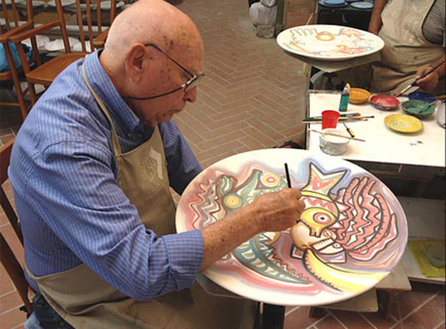 Alfredo Sosabravo al lavoro presso Ceramiche Pierluca. 2016.