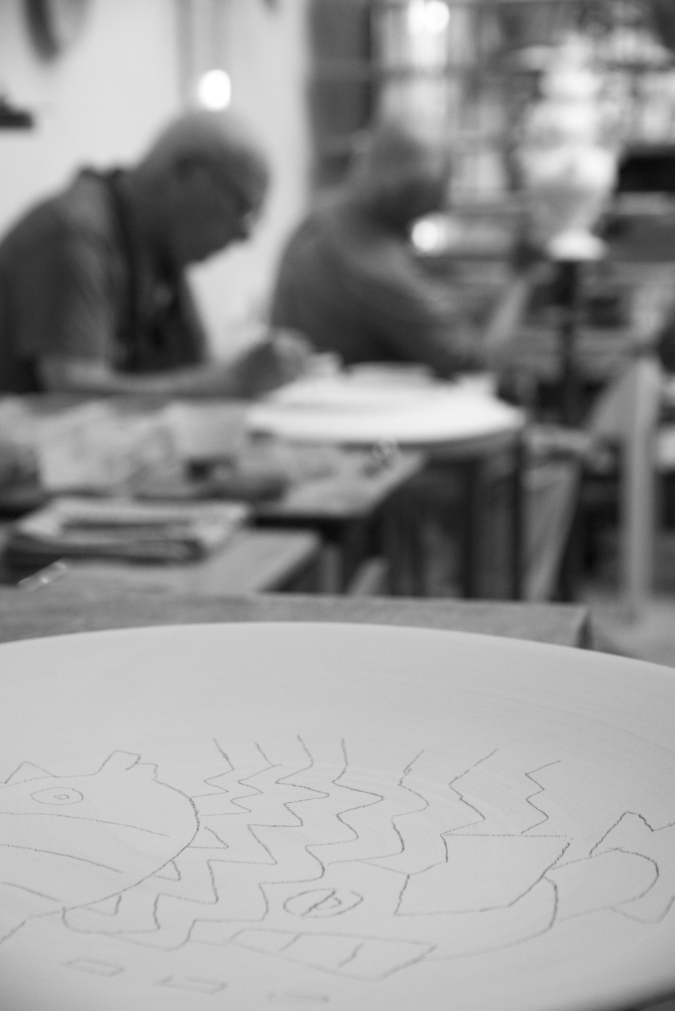 Preparazione di un piatto della nuova collezione. Sullo sfondo Alfredo Sosabravo e Corrado Bonomi al lavoro presso Ceramiche Pierluca. 2018. Foto di Marcello Campora.
