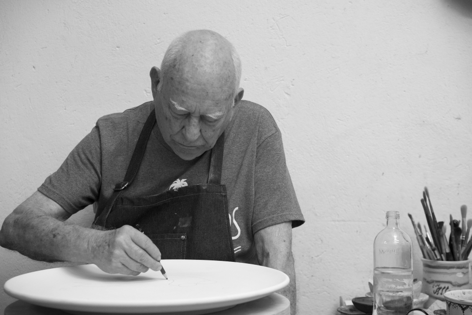 Alfredo Sosabravo durante la preparazione di un piatto della nuova collezione presso Ceramiche Pierluca. 2018. Foto di Marcello Campora.