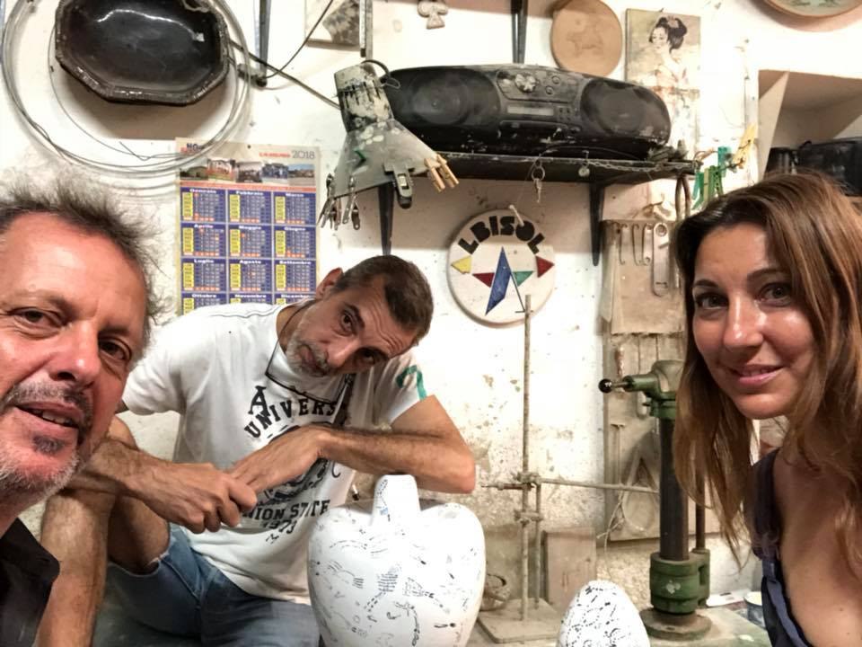 Laura Fiaschi e Gabriele Pardi con Dario Bevilacqua presso la bottega Ceramiche Pierluca. Ceramiche Pierluca. Albisola, Savona.