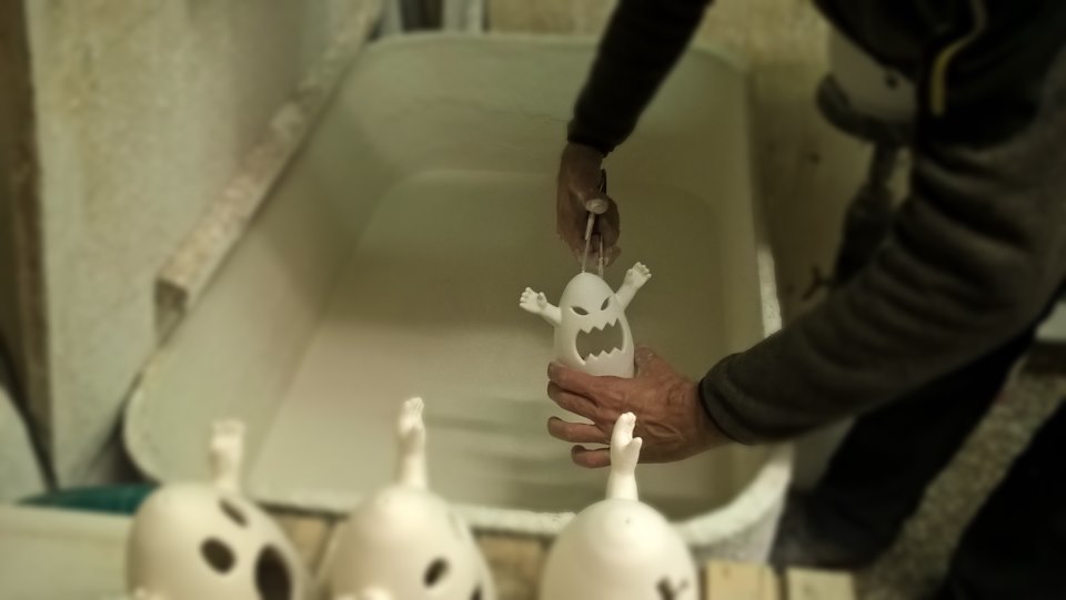Preparazione di Mino il fantasmino presso Ceramiche Pierluca. 2016.