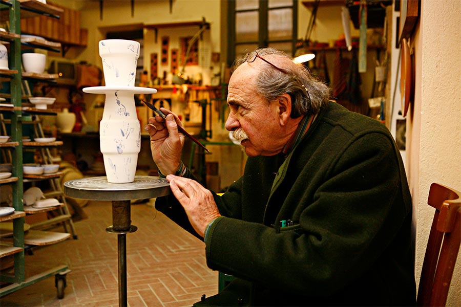 Ugo La Pietra al lavoro presso Ceramiche Pierluca. 2010.