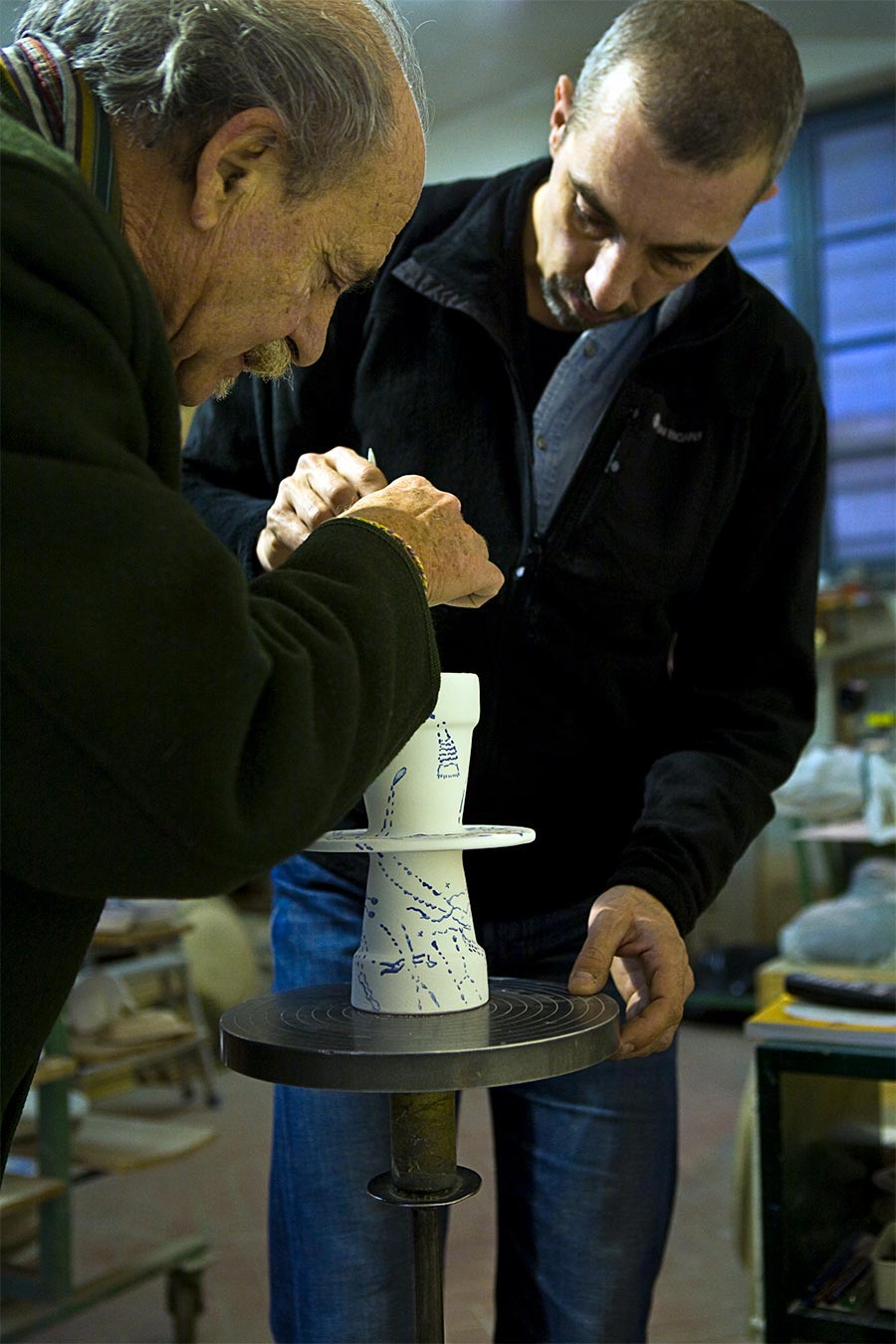 Ugo La Pietra e Dario Bevilacqua presso Ceramiche Pierluca. 2010.
