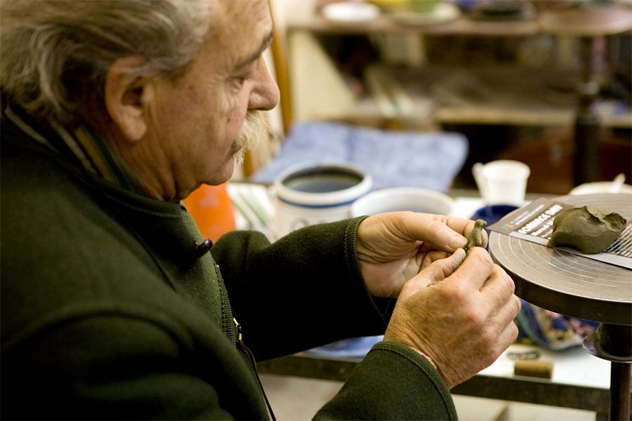 Ugo La Pietra al lavoro presso Ceramiche Pierluca. 2010.