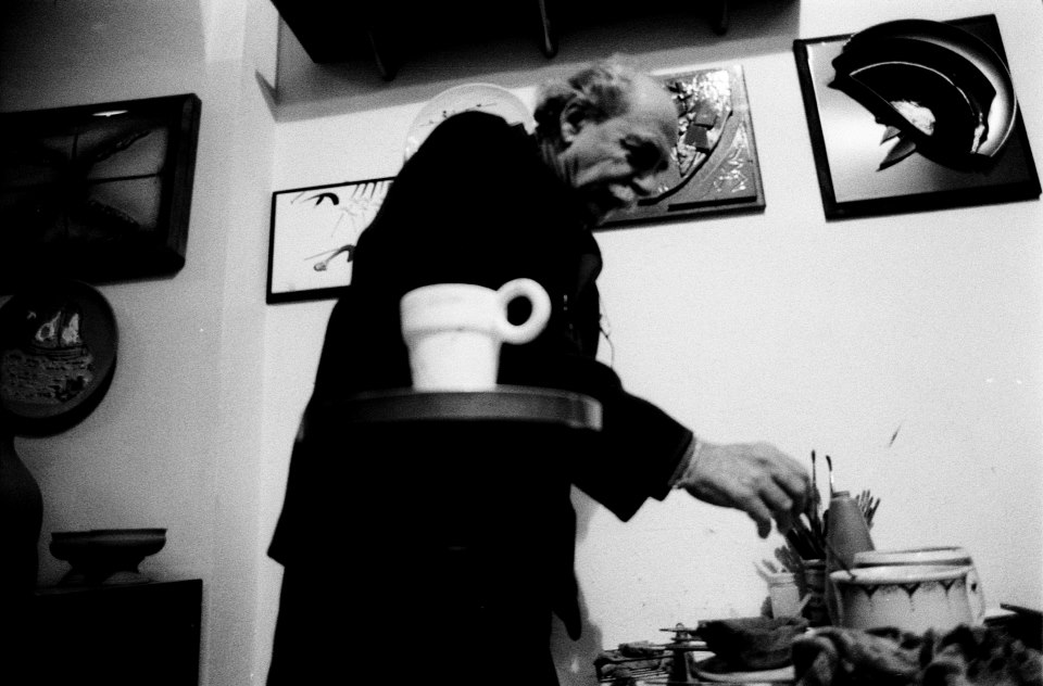 Ugo La Pietra al lavoro presso Ceramiche Pierluca. 2010. Foto di Massimo Ferrando.
