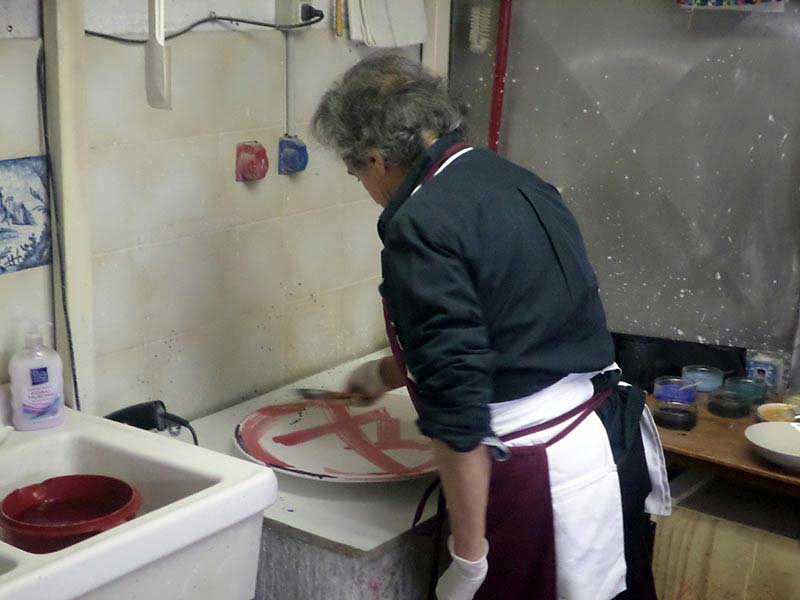 Ugo Nespolo al lavoro presso Ceramiche Pierluca. 2015.