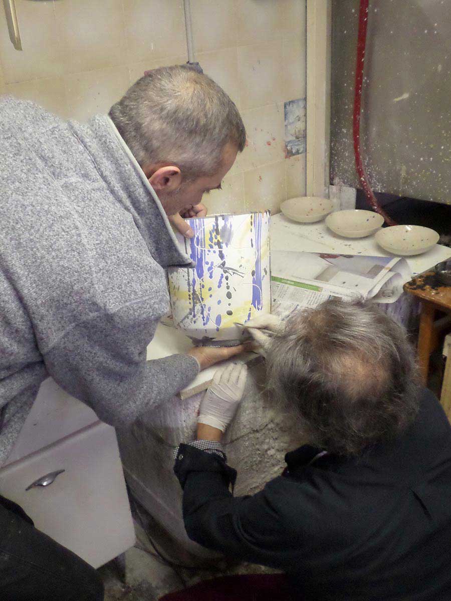 Dario Devilacqua e Ugo Nespolo al lavoro presso Ceramiche Pierluca. 2015.