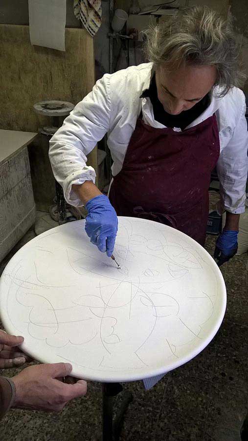 Ugo Nespolo al lavoro presso Ceramiche Pierluca. 2016.