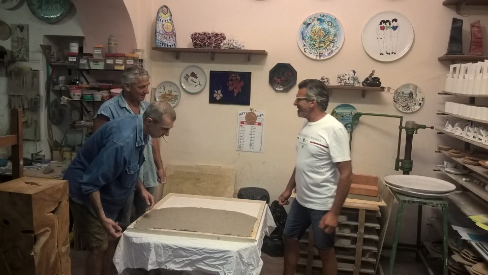 Dario Bevilacqua Claudio Mandaglio e Matteo Poggi presso le Ceramiche Pierluca con il pannello Lido in lavorazione. 2017.