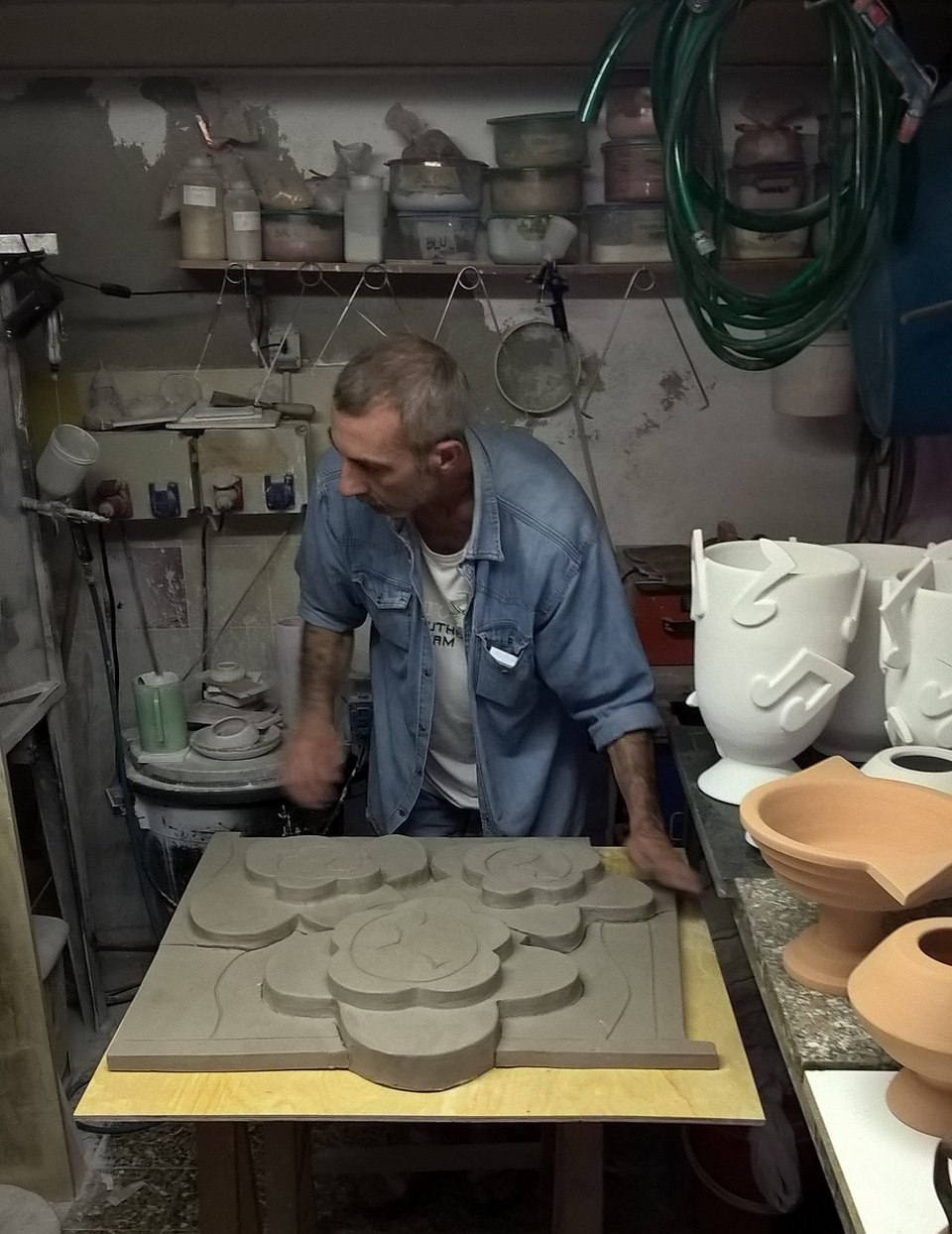 Dario Bevilacqua durante la modellazione della ceramica. 2017.