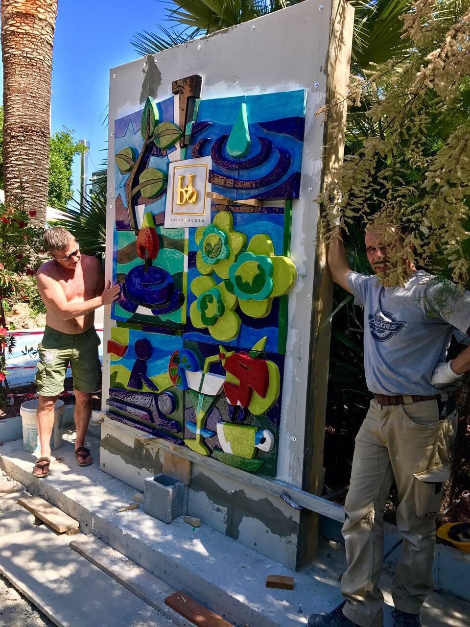 Il pannello durante la fase di installazione, visto dalla passeggiata degli artisti. 2017.