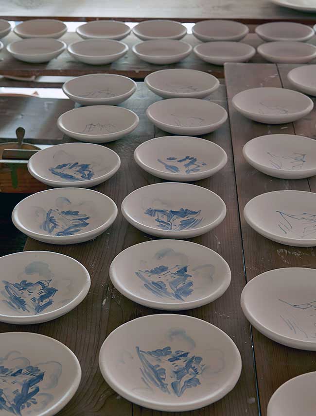 Piattini in ceramica maiolicata in fase di preparazione. Tradizione. Ceramiche Pierluca. Albisola, Savona.